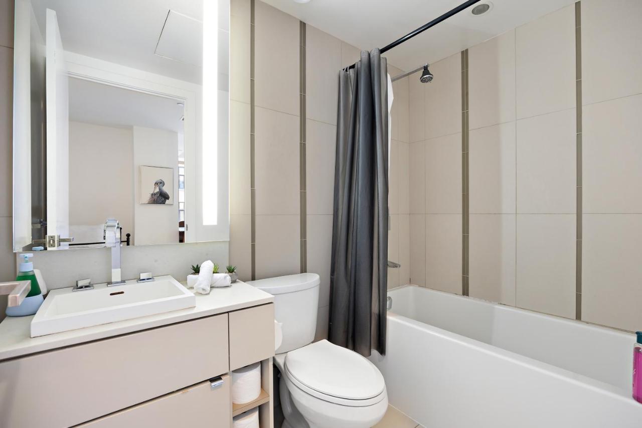 Modern Condo In The Heart Of Downtown Toronto Exterior foto